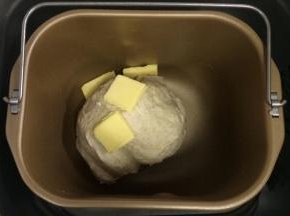 约揉15分钟，面团成型后加入黄油继续和面。