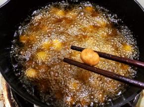 炸制表皮变硬金黄后