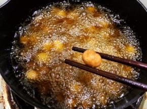 炸制表皮变硬金黄后