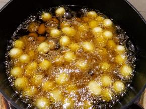 油温6层热时放入花生坯最小火慢慢炸