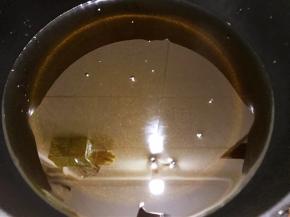 小奶锅里加入适量植物油