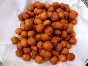 捞出放在吸油纸上吸去多余油份