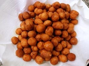 捞出放在吸油纸上吸去多余油份