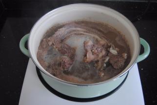 牛腩洗净后先冷水放入锅内煮沸5分钟，这一步可以去掉血水，让牛肉不腥臊。