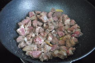 倒入牛腩大火翻炒，加入黑胡椒粉和牛至叶翻炒均匀，这时候就能闻到香气了。