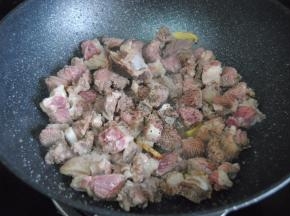 倒入牛腩大火翻炒，加入黑胡椒粉和牛至叶翻炒均匀，这时候就能闻到香气了。