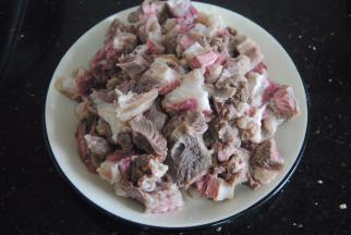 捞出用温水洗净浮沫，切成小方块，小一些孩子会吃得更方便，炖煮时间也省很多。