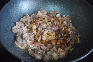 倒入酱油蚝油和料酒翻炒均匀，翻炒到全部上色并且十分香的时候就可以转进炖锅内。