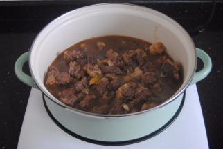 转进炖锅内加入1碗清水煮沸后慢炖40分钟，气味真的是超级香浓。