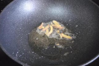 接下来开始处理牛腩，热锅下油放入姜片爆香。