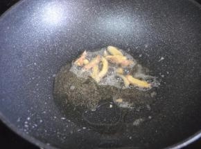 接下来开始处理牛腩，热锅下油放入姜片爆香。