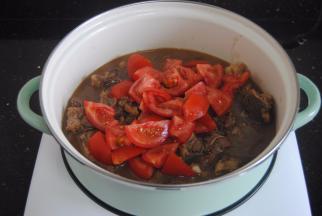 最后将切小块的番茄放入锅内，炖煮15分钟，我一般都喜欢就着番茄皮煮，因为番茄皮里的番茄红素含量最高，煮好后再夹掉就行，这样才不会浪费。