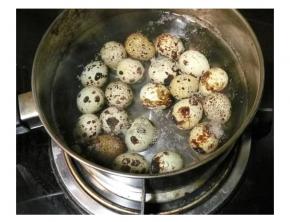 鵪鶉蛋煮熟去壳备用