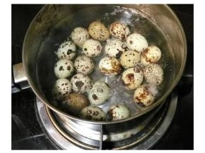 鵪鶉蛋煮熟去壳备用