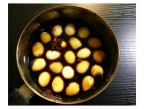 放入滷水汁腌4小时（滷水计=酱油+花椒+八角+糖+水煮开）