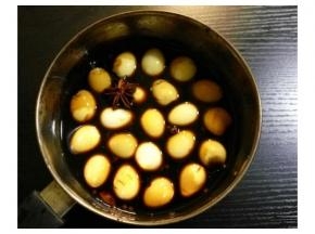 放入滷水汁腌4小时（滷水计=酱油+花椒+八角+糖+水煮开）