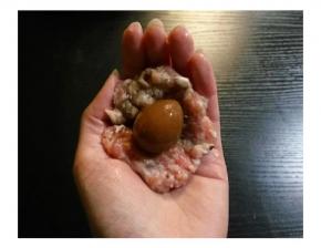 市場买的现成肉滑，像包汤圓一样将鵪春蛋包成肉丸子。