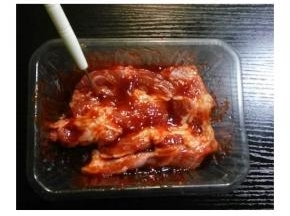 花肉洗净，用厨房纸抹干水份，倒入叉燒醬、蒜蓉、料酒，用尖銳錐子将肉紮满小洞洞让肉更易入味，放冰箱腌一晚。