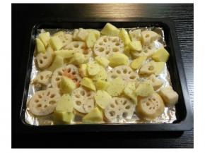 为了不浪費烤时滴落的酱汁，烤盘放上土豆和藕，沙上油、蒜盐、香草碎，荤菜结合。