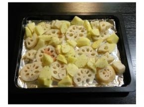 为了不浪費烤时滴落的酱汁，烤盘放上土豆和藕，沙上油、蒜盐、香草碎，荤菜结合。