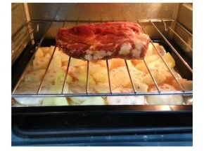 烤箱200度30分钟，中途再抹剩下的酱汁。