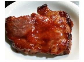 色澤诱人，晾到不烫手切块上碟。