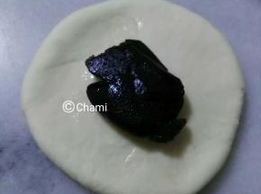 静置好后，排气，分成10个剂子，包入豆沙馅