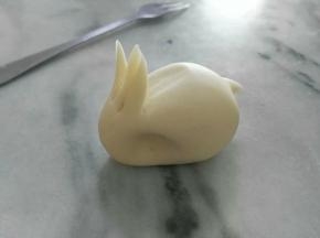 眼窝的地方，直接点上黑芝麻也好。点红曲粉别也好。我是蒸熟后，点红曲粉水的。
夏天室温发酵半小时，冬天烤箱30度发酵半小时，蒸十分钟。
