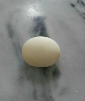 包好后，搓成椭圆形。