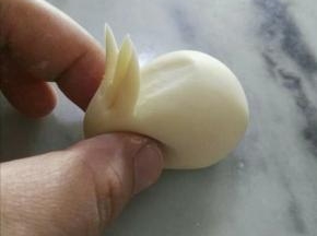 手指捏出眼窝。