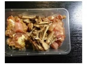 香菇泡軟切條和鷄肉用所有調料腌一晚