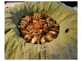 將腌好的鷄肉和香菇連同腌汁放入糯米上。