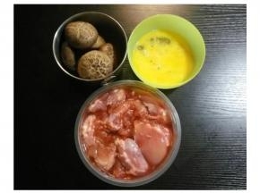 鸡腿肉用盐腌半小时，鲜菇洗净，鸡蛋打发几下即可。