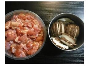 鸡腿肉切块，鲜菇切条