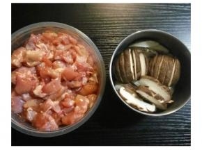 鸡腿肉切块，鲜菇切条