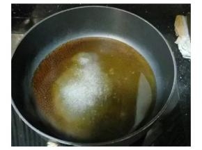 锅里放入水、酱油、料酒、糖煮沸