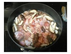 放入鸡肉