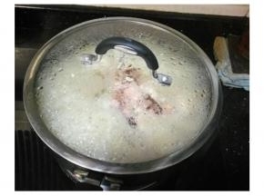 盖锅盖大火三分钟，开盖倒入一半蛋液煮一分钟。