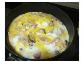 最后倒入剩下的蛋液，煮半分钟后关火让余温将蛋热至半熟即可。