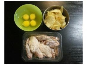 鸡翅用调料腌一晚