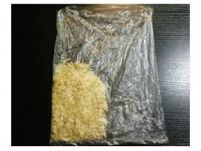 压碎薯片。