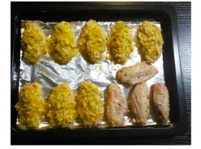 将裏好的鸡翅排放在烤盘上（剩下四只来个净身烤制）