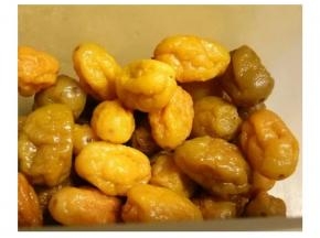 这是上年腌制好的咸柑橘，喉嚨痛用水泡1~2粒饮用，效果非常好！