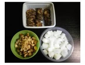 米用水油泡半小时，萝卜香菇切块、腊肠切片