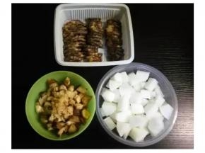 米用水油泡半小时，萝卜香菇切块、腊肠切片