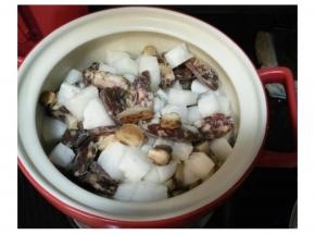 沙锅里放入泡好的米，将泡香菇的水放进米里，倒入所有材料，放些蒜盐拌均