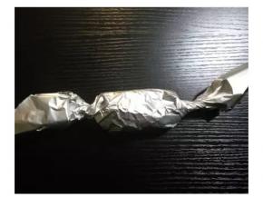 用锡紙包糖一样包好