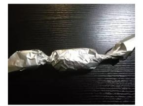 用锡紙包糖一样包好