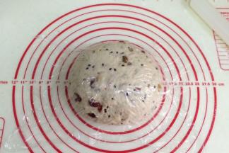 面团发至两倍大，手指沾粉戳洞，不回缩不塌陷即可。