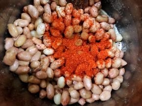 加入辣椒粉和花椒粉搅拌均匀（能吃麻辣可以多放哦）